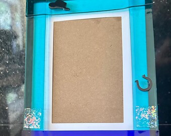 Handgemaakte fotolijst van gefuseerd glas, 6x8 inch, turquoiseblauw, cowboyhoed en hoefijzer, decoratie in Zuidwest-Amerikaanse stijl