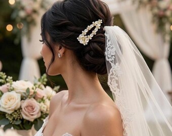 ホワイトラインストーンフラワーヘアクリップ（パール付き）｜2個