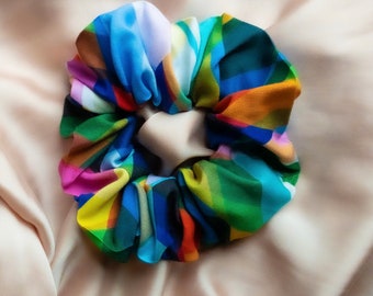 Multicoloured patterned scrunchie