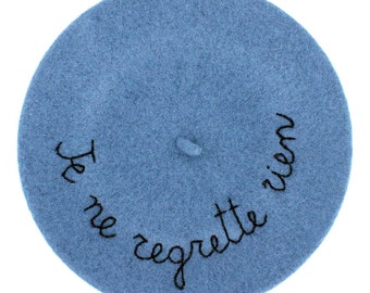 Basco francese di lana color carta da zucchero ricamato a mano "Je ne regrette rien"