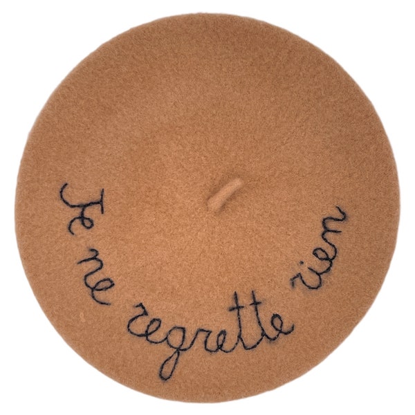 French beret in caramel color wool, hand embroidered "Je ne regrette rien"