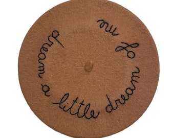 Basco francese di lana color caramello, ricamato a mano “Dream a little dream of me”