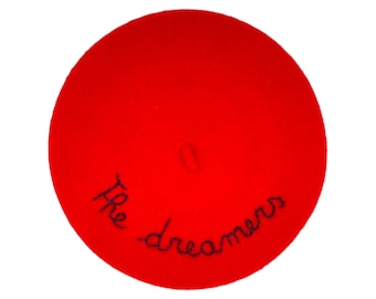 Basco francese di lana color rosso, ricamato a mano "The dreamers"