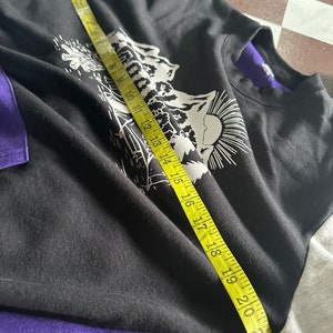 Puede incluir: Camiseta de manga larga negra, morada, azul verdoso y blanca con un estampado gr&aacute;fico de una escena de monta&ntilde;a y el texto "Mountain High".