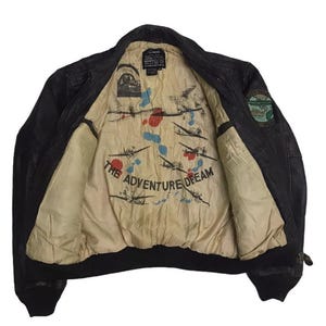 vintage jaren 80 US Army Air Force A-2 leren vliegjack met een unieke 'The Adventure Dream'-grafische voering