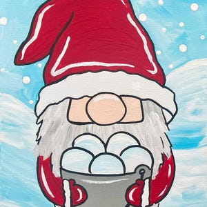Op de afbeelding: Een grillig schilderij van een kabouter met een rode hoed en witte rand, die een grijze emmer vol sneeuwballen vasthoudt. De kabouter heeft een lange, grijze baard en roze wangen, tegen een besneeuwde blauwe achtergrond.