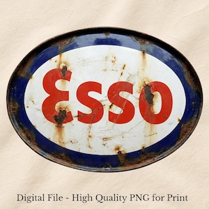 Puede incluir: Letrero ovalado y vintage de Esso con centro blanco, letras rojas y borde azul. El letrero muestra signos de desgaste y óxido. El texto "Digital File - High Quality PNG for Print" está en la parte inferior.
