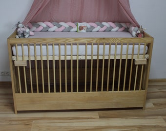 Baby cot with escape protection