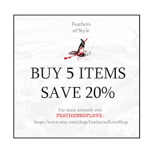Peut inclure: Un fond textur&eacute; blanc et gris avec du texte noir qui dit "Feathers of Style" et une chaussure &agrave; talon haut noire avec des &eacute;claboussures de peinture rouge. Le texte "BUY 5 ITEMS SAVE 20%" est en noir. En dessous du texte se trouve un lien vers la boutique Etsy "FEATHERSOFLOVE: https://www.etsy.com/shop/FeathersofLoveShop"