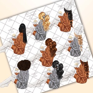 Pu&ograve; includere: Sei donne con maglioni accoglienti e calze bianche sono sedute in cerchio, ciascuna con una tazza di cioccolata calda con marshmallow. Lo sfondo &egrave; un motivo bianco e grigio.