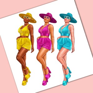 Peut inclure: Trois femmes portant des tenues assorties avec des shorts de couleurs diff&eacute;rentes&nbsp;: jaune, rose et bleu. Chaque femme porte un chapeau &agrave; larges bords, des lunettes de soleil et des talons compens&eacute;s.