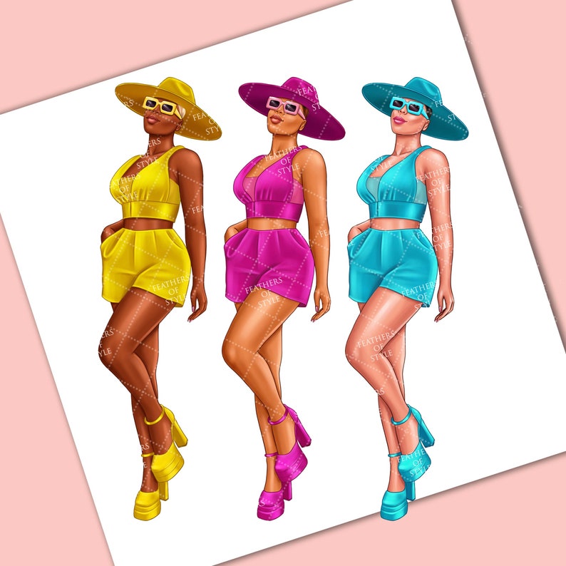 Peut inclure: Trois femmes portant des tenues assorties avec des shorts de couleurs diff&eacute;rentes&nbsp;: jaune, rose et bleu. Chaque femme porte un chapeau &agrave; larges bords, des lunettes de soleil et des talons compens&eacute;s.