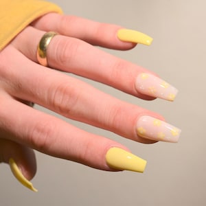 Gele lentebloemnagels | Korte Amandel | Flower Daisy pers op nagels | Paasnagels | Zomer nagels