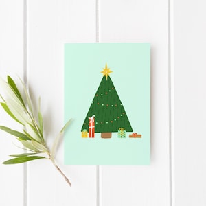 Biglietto con albero di Natale, simpatico albero di Natale illustrato verde e regali, biglietto di auguri con busta bianca, interno vuoto