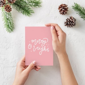 Cartão de Natal alegre e brilhante - lindo cartão em branco ilustrado com letras à mão em branco e rosa