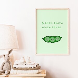Y luego hubo tres láminas - Cute Peas in a Pod Green Baby Illustration A5 o A4 Print