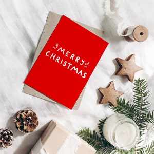 Cartão vermelho de feliz Natal - lindo cartão em branco ilustrado com letras à mão em branco e vermelho