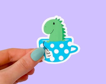 Pegatina Tea Rex - Lindo dinosaurio ilustrado en una taza de té (juego de palabras) Vinilo troquelado azul y verde, laminado, impermeable, resistente a los arañazos, pegatina brillante