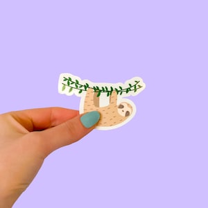 Adesivo bradipo - simpatico animale illustrato con foglie in vinile fustellato, laminato, impermeabile, antigraffio, adesivo lucido protetto dal sole UV