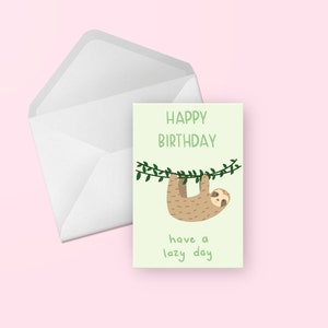 Cartão de feliz aniversário da preguiça - animal fofo verde ilustrado com letras à mão, amigo, crianças, meninos, cartão em branco