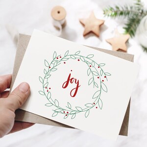 Cartão de Natal Joy Wreath - lindo cartão em branco ilustrado com letras à mão em vermelho e verde