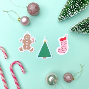 Illustriertes Weihnachtsgeschenk-Anhänger-Set - Süße gestanzte handgefertigte Weihnachtsgruß-Anhänger