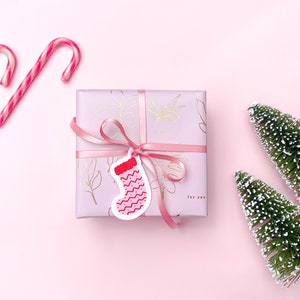 Weihnachtsstrumpf Geschenkanhänger - Niedliche rosa & rote illustrierte gestanzte handgemachte Weihnachtsgrußanhänger