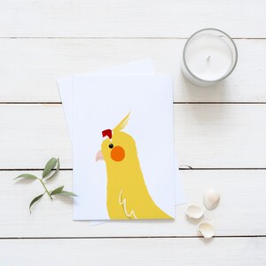 Cartão de felicitações de Natal de calopsita - papagaio de pássaro ilustrado Wiero fofo com chapéu de Papai Noel cartão em branco de feriado amarelo e branco