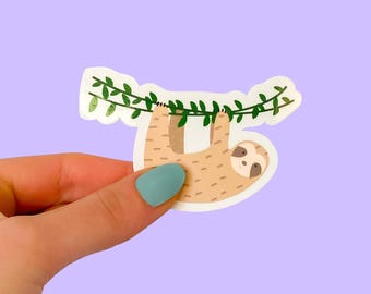 Pegatina de perezoso - Lindo animal ilustrado con hojas, vinilo troquelado, laminado, impermeable, resistente a los arañazos, con protección UV y acabado brillante.