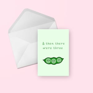 Tarjeta de felicitación de tres guisantes en una vaina para bebé - Linda mano ilustrada con letras para baby shower, felicitaciones, recién nacido, tarjeta en blanco