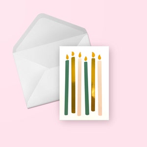 Tarjeta de cumpleaños con velas de lámina dorada - Linda tarjeta de felicitación premium en blanco ilustrada con lámina verde, rosa y dorada