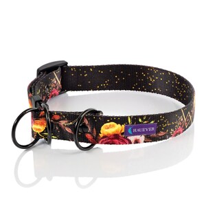 Op de afbeelding: Zwarte hondenriem met een bloemenprint en gouden glitter. De riem heeft een zwarte gesp en twee D-ringen. De riem is gelabeld met "HAUEVER".