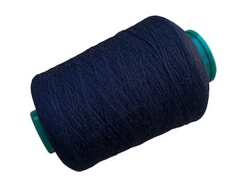 Puede incluir: Una bobina de hilo azul marino. El hilo está enrollado alrededor de un núcleo de plástico verde. La imagen es un primer plano que muestra la textura y el color del hilo. Este hilo se utiliza probablemente para coser, bordar u otras manualidades textiles.
