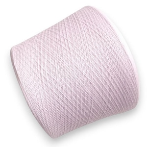 Peut inclure: Une grosse bobine de fil rose pâle, bien enroulée et légèrement inclinée. Le fil est de couleur unie, avec un éclat subtil et semble doux. Idéal pour les projets de tricot ou de crochet.