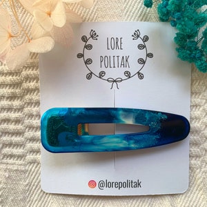 Pinza para el cabello de resina azul hecha a mano: una horquilla única para el cabello otoñal.