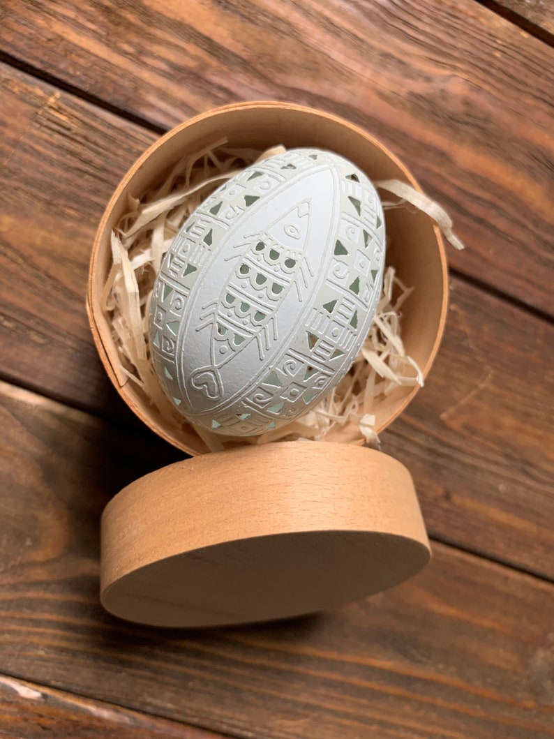 Ukrainian carved pysanka on araucana chicken egg: fish image 6