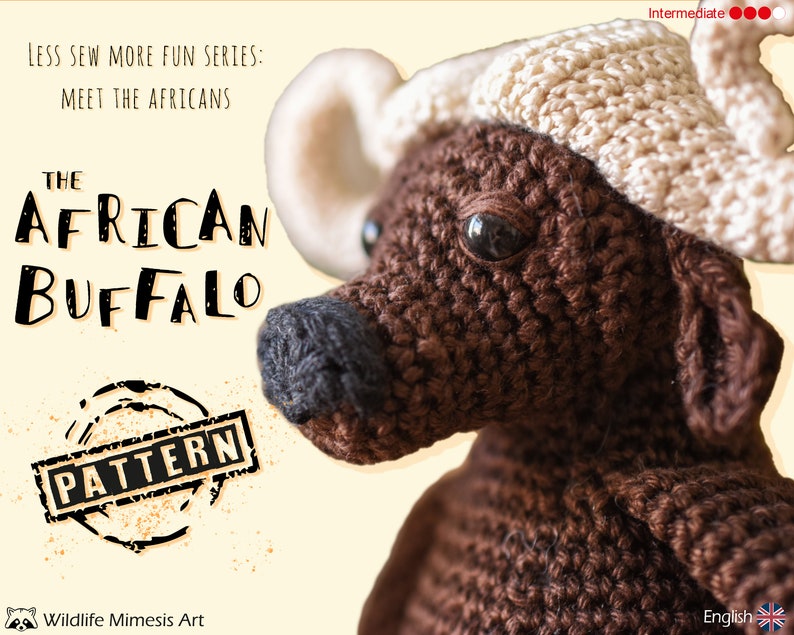 K&ouml;nnte beinhalten: Ein geh&auml;keltes afrikanisches B&uuml;ffeltier in Braun- und Cremet&ouml;nen. Das Spielzeug hat gro&szlig;e, dunkle Augen und ein strukturiertes Aussehen. Das Bild enth&auml;lt den Text "The African Buffalo" und "Pattern".