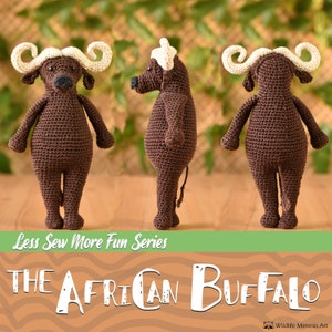 K&ouml;nnte beinhalten: Drei geh&auml;kelte afrikanische B&uuml;ffelfiguren in einer Reihe. Die B&uuml;ffel sind braun mit cremefarbenen H&ouml;rnern. Der Text "Less Sew More Fun Series" und "THE AFRICAN BUFFALO" befindet sich am unteren Bildrand.