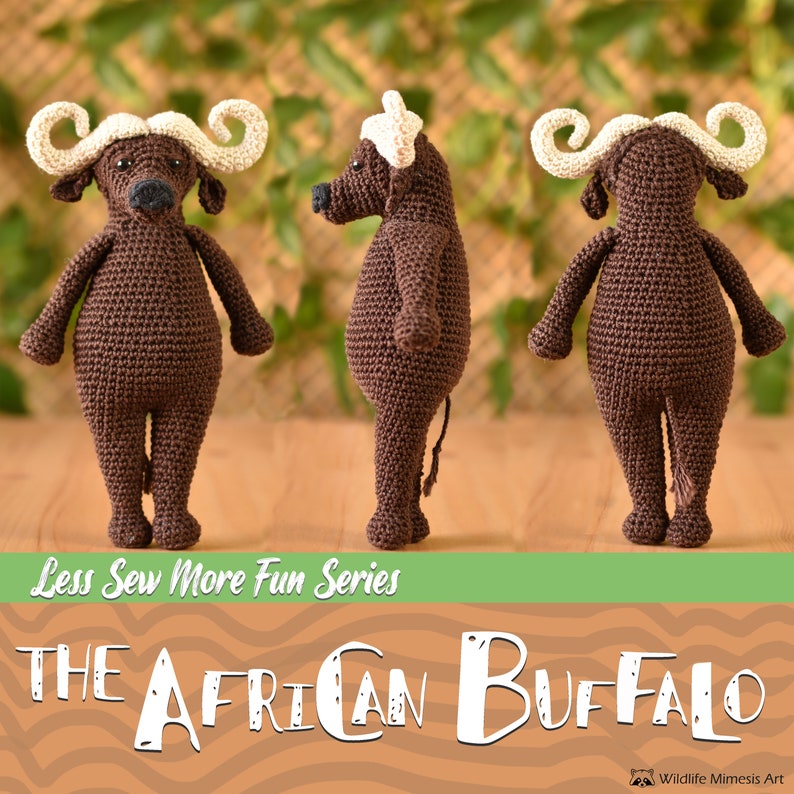 K&ouml;nnte beinhalten: Drei geh&auml;kelte afrikanische B&uuml;ffelfiguren in einer Reihe. Die B&uuml;ffel sind braun mit cremefarbenen H&ouml;rnern. Der Text "Less Sew More Fun Series" und "THE AFRICAN BUFFALO" befindet sich am unteren Bildrand.