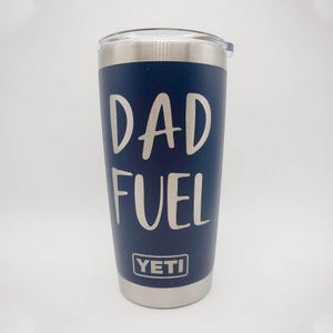 Vaso YETI Rambler grabado con Dad Fuel / Regalo para el Día del Padre / Taza personalizada para papá / Taza de café divertida para papá / Regalo para esposo / Café para papá imagen 2
