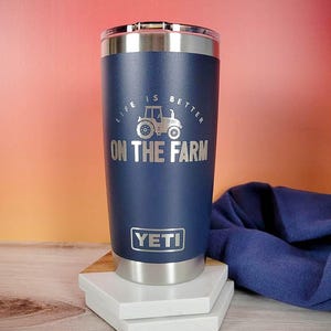 La vida es mejor en el tractor de la granja - Vaso YETI Rambler grabado con temática de vida en la granja / Vida en la granja / Granero / Camión de granja / Vida en el campo / Regalo para granjeros imagen 2