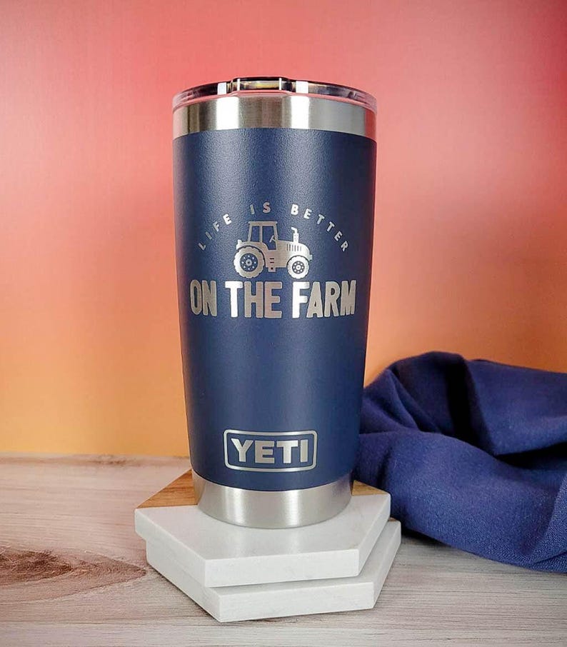 La vida es mejor en el tractor de la granja - Vaso YETI Rambler grabado con temática de vida en la granja / Vida en la granja / Granero / Camión de granja / Vida en el campo / Regalo para granjeros imagen 2