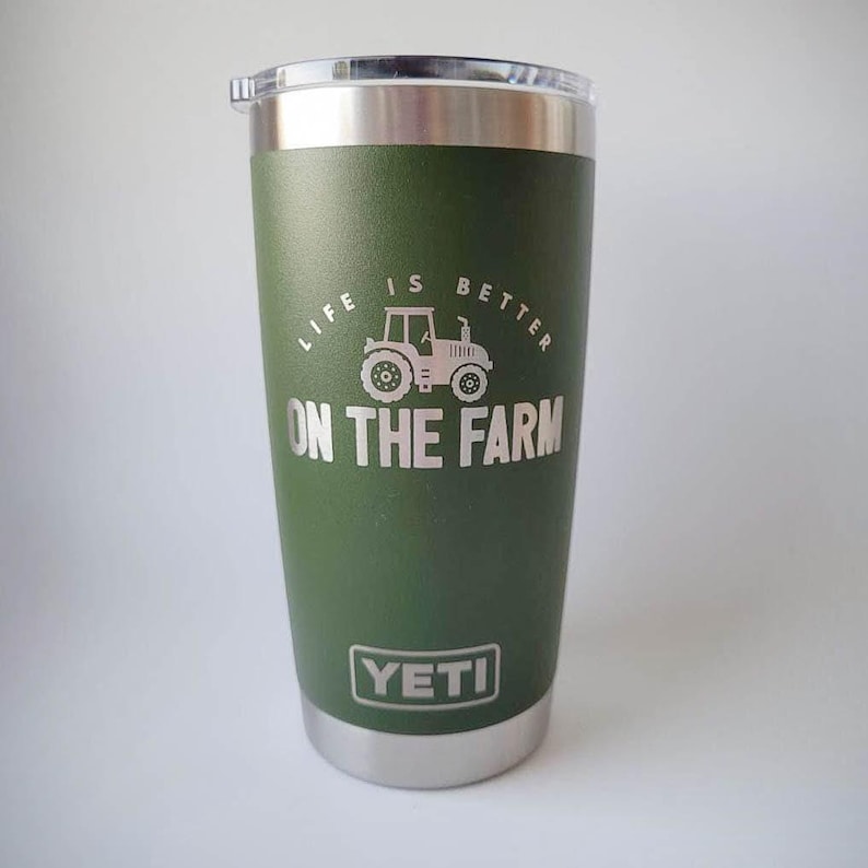 La vida es mejor en el tractor de la granja - Vaso YETI Rambler grabado con temática de vida en la granja / Vida en la granja / Granero / Camión de granja / Vida en el campo / Regalo para granjeros imagen 4