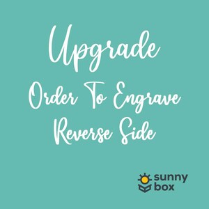 Puede incluir: Actualización para grabar el reverso de tu artículo. El texto dice "Upgrade Order To Engrave Reverse Side" con un logotipo de sol amarillo y caja que dice "sunny box".