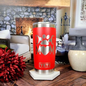 Gobelet isotherme YETI Rambler gravé au laser « Maman de chien » | Maman de chien sauvée | Maman de chien | Cadeau pour amoureux des chiens | Cadeau de Noël | Adoption de chien | Mug « Maman de chien » | Chiot