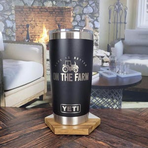 La vida es mejor en el tractor de la granja - Vaso YETI Rambler grabado con temática de vida en la granja / Vida en la granja / Granero / Camión de granja / Vida en el campo / Regalo para granjeros imagen 1