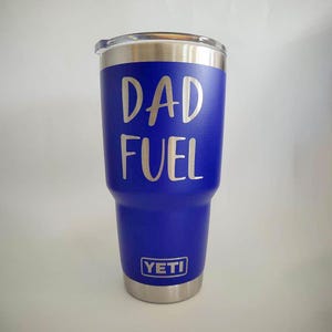 Vaso YETI Rambler grabado con Dad Fuel / Regalo para el Día del Padre / Taza personalizada para papá / Taza de café divertida para papá / Regalo para esposo / Café para papá imagen 4