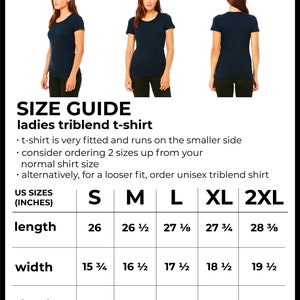 Puede incluir: Una gu&iacute;a de tallas para una camiseta triblend de mujer, con medidas en pulgadas. La gu&iacute;a incluye largo, ancho y tallas para las tallas S, M, L, XL y 2XL. La imagen tambi&eacute;n muestra una camiseta azul marino en una modelo.