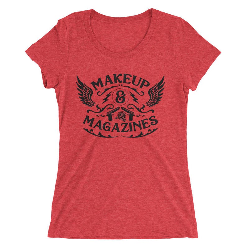 Puede incluir: Camiseta roja para mujer con un dise&ntilde;o gr&aacute;fico negro que dice "Makeup & Magazines" con un dise&ntilde;o alado estilizado y dos pistolas.
