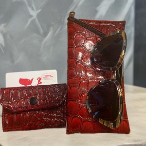 Cocodrilo vegano “Elegante juego de estuche y tarjetero para gafas de sol de cuero con relieve de cocodrilo rojo, perfecto para mantener organizados sus elementos esenciales